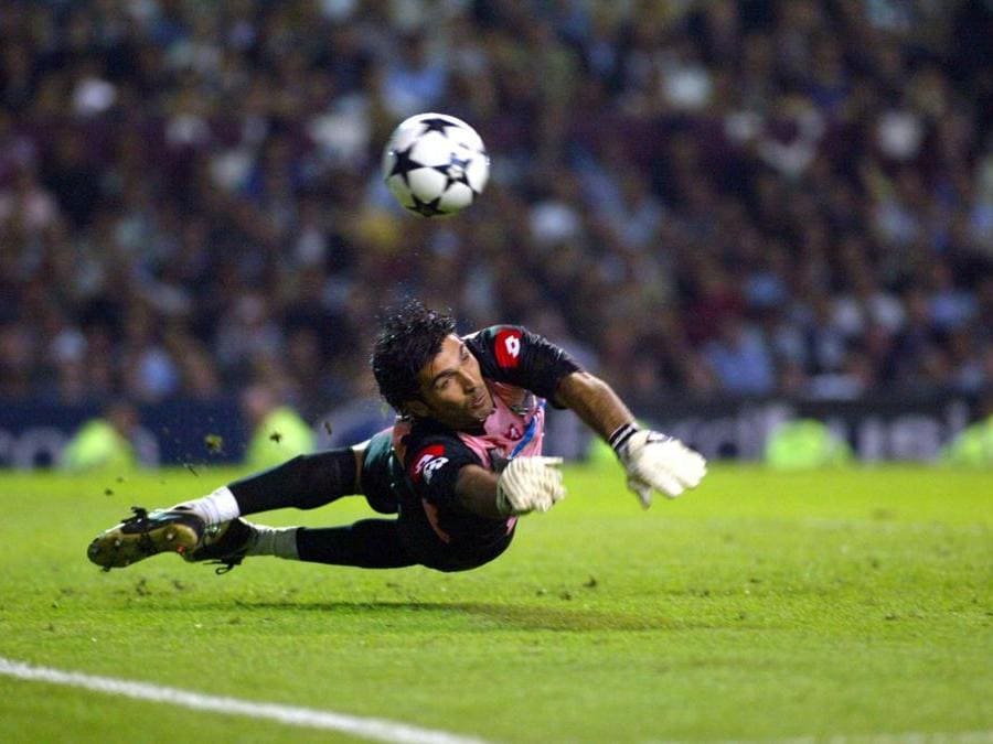 2003 - Manchester.  Champions League,  finale Milan-Juventus. Il portiere Gianluigi Buffon durante una parata (foto IPP/Alberto Sabattini )