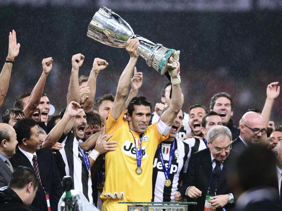 2012 -  Finale Supercoppa italiana,  Napoli-Juventus 2-4 dopo i tempi supplementari . Gianluigi Buffon esulta sollevando il trofeo durante la premiazione   (Foto IPP/Osport Pechino )