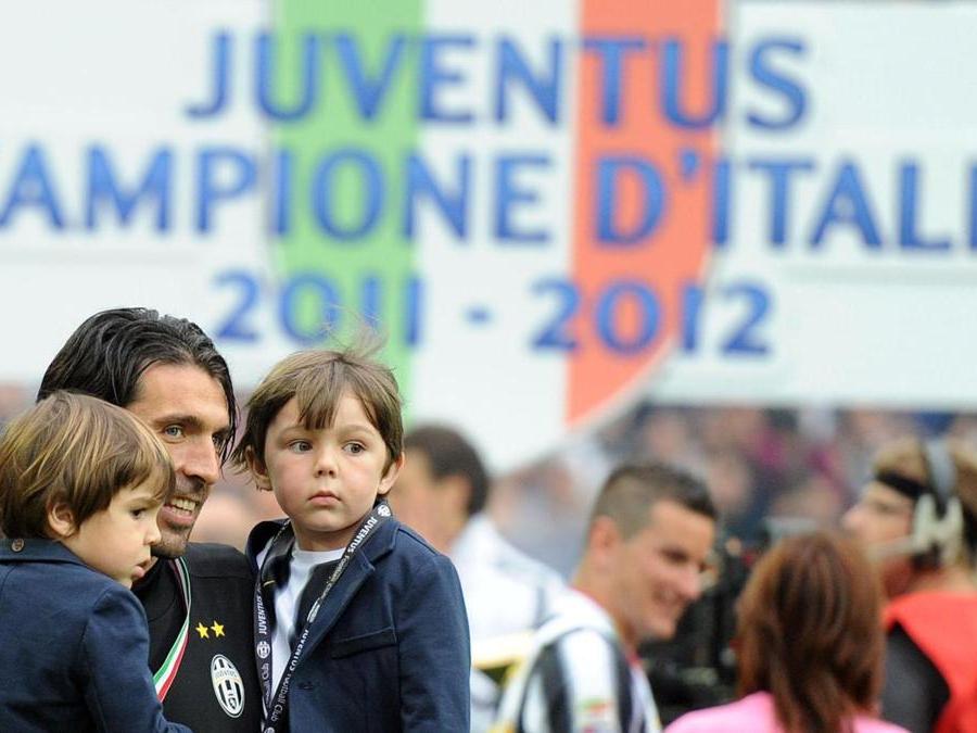 2012  - Gianluigi Buffon celebra  la vittoria del Campionato Italiano di Serie A con i figli (ANSA/ALESSANDRO DI MARCO)