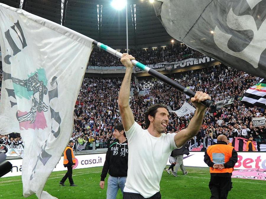 2012 -  Gianluigi Buffon, celebra  la vittoria del Campionato Italiano di Serie A 2011-2012 dopo la partita contro l’Atalanta (ANSA/ALESSANDRO DI MARCO)