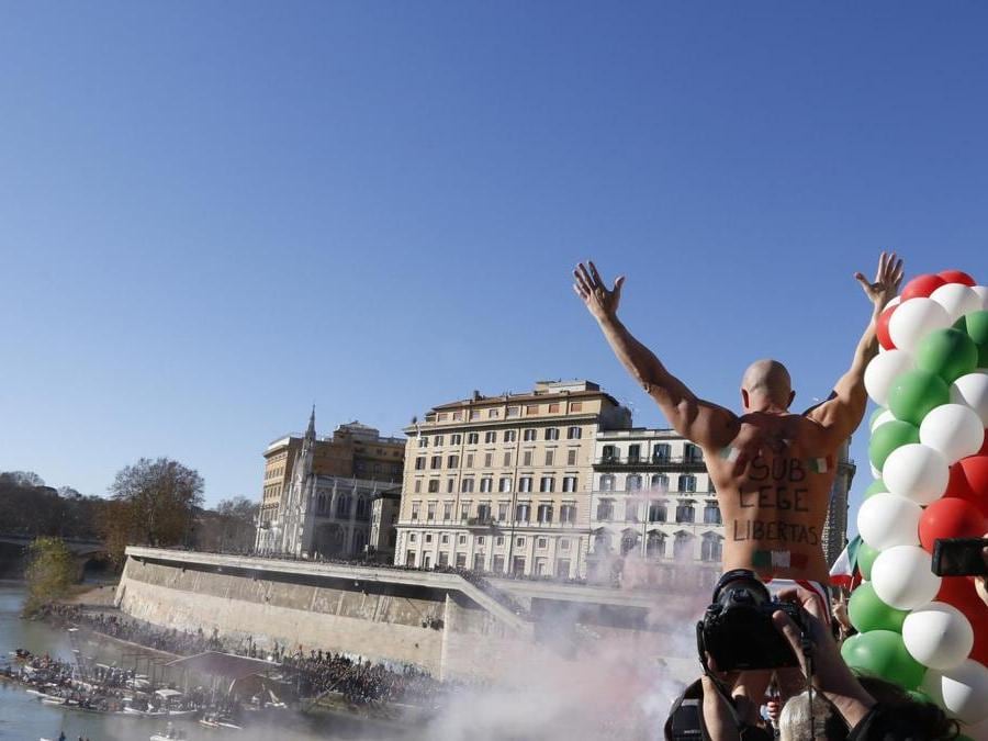 Simone Carabella  si prepara a tuffarsi nel fiume Tevere dal ponte Cavour,  alto 18 metri  durante la tradizionale immersione annuale di Capodanno, a Roma.  (AP Photo/Riccardo De Luca)