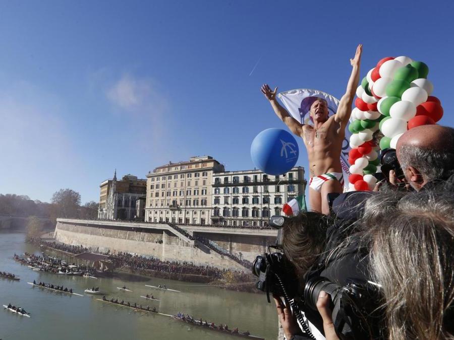 Simone Carabella  si prepara a tuffarsi nel fiume Tevere dal ponte Cavour,  alto 18 metri  durante la tradizionale immersione annuale di Capodanno, a Roma.  (AP Photo/Riccardo De Luca)