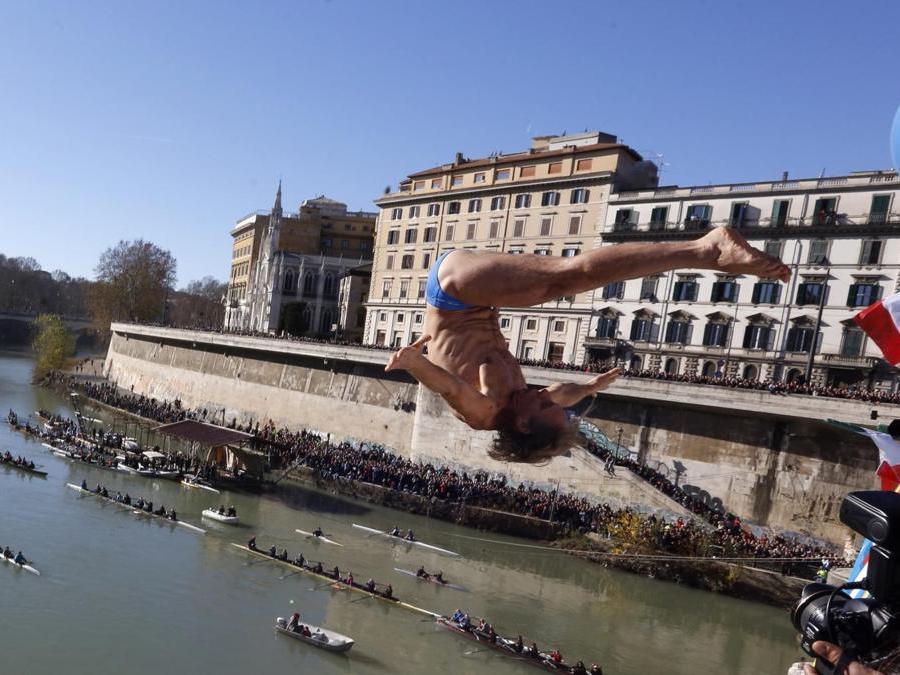 Marco Fois  si tuffa nel fiume Tevere dal ponte Cavour,  alto 18 metri  durante la tradizionale immersione annuale di Capodanno, a Roma. (AP Photo/Riccardo De Luca)