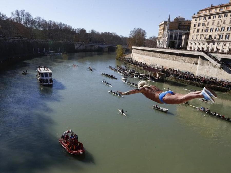 Maurizio Palmulli  si  tuffa nel fiume Tevere dal ponte Cavour,  alto 18 metri,   durante la tradizionale immersione annuale di Capodanno, a Roma.  (AP Photo/Riccardo De Luca)