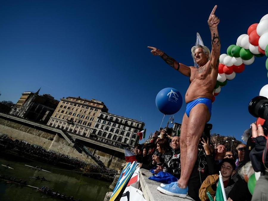Maurizio Palmulli si prepara a tuffarsi nel fiume Tevere dal ponte Cavour,  alto 18 metri,  durante la tradizionale immersione annuale di Capodanno, a Roma.   (Photo by Filippo MONTEFORTE / AFP)
