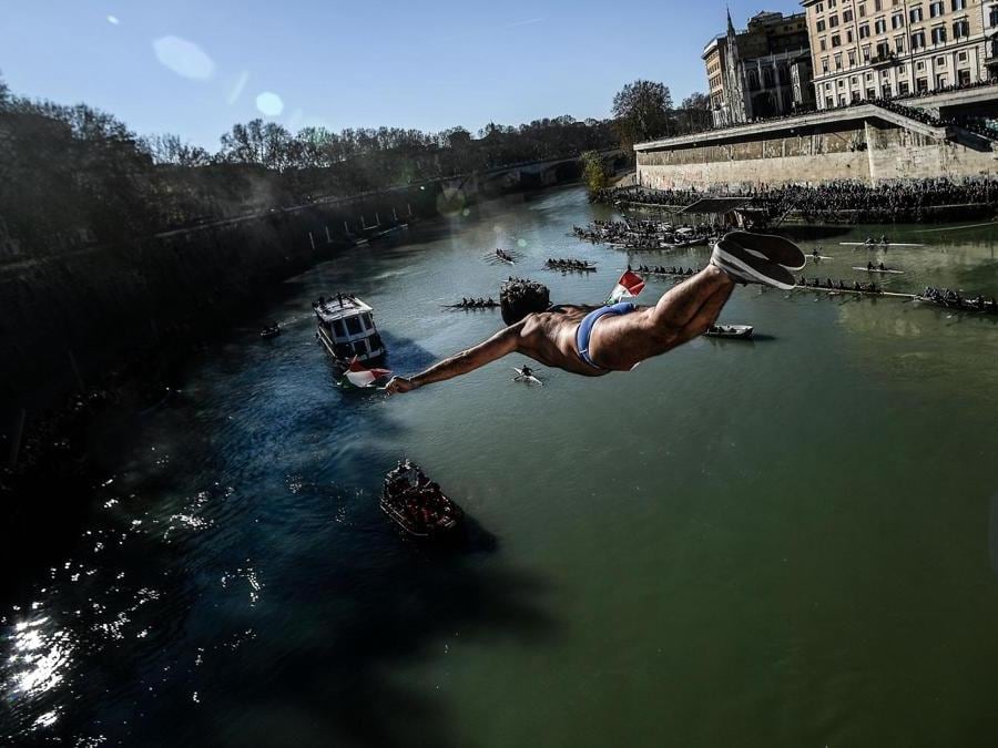 Walter Schirra  si  tuffa nel fiume Tevere dal ponte Cavour,  alto 18 metri  durante la tradizionale immersione annuale di Capodanno, a Roma.  (Photo by Filippo MONTEFORTE / AFP)