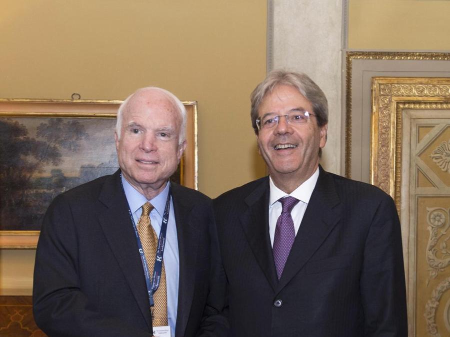 Paolo Gentiloni con il senatore repubblicano dell'Arizona, John McCain - ANSA/CHIGI PALACE PRESS OFFICE/TIBERIO BARCHIELLI