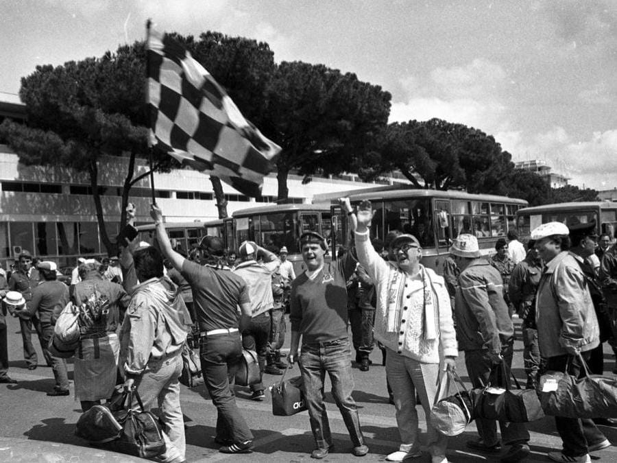 Tifosi del Liverpool attendono l'arrivo dei giocatori all'aeroporto di Fiumicino il giorno prima della finale di Coppa dei Campioni contro la Roma, 29 maggio 1984. ANSA/OLDPIX