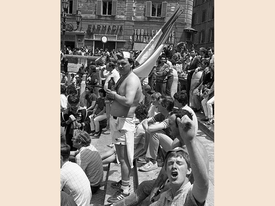 I tifosi del Liverpool a Fontana di Trevi prima della finale di Coppa dei Campioni contro la Roma, 30 maggio 1984. ANSA/OLDPIX