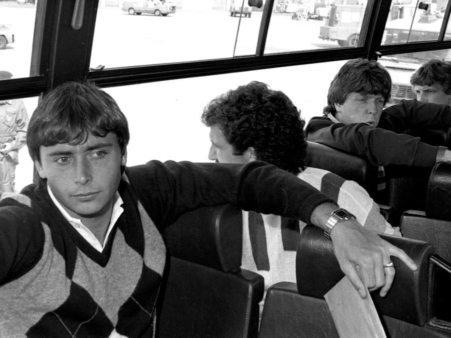 I giocatori del Liverpool al loro arrivo all'aeroporto di Fiumicino il giorno prima della finale di Coppa dei Campioni contro la Roma, 29 maggio 1984. ANSA/OLDPIX