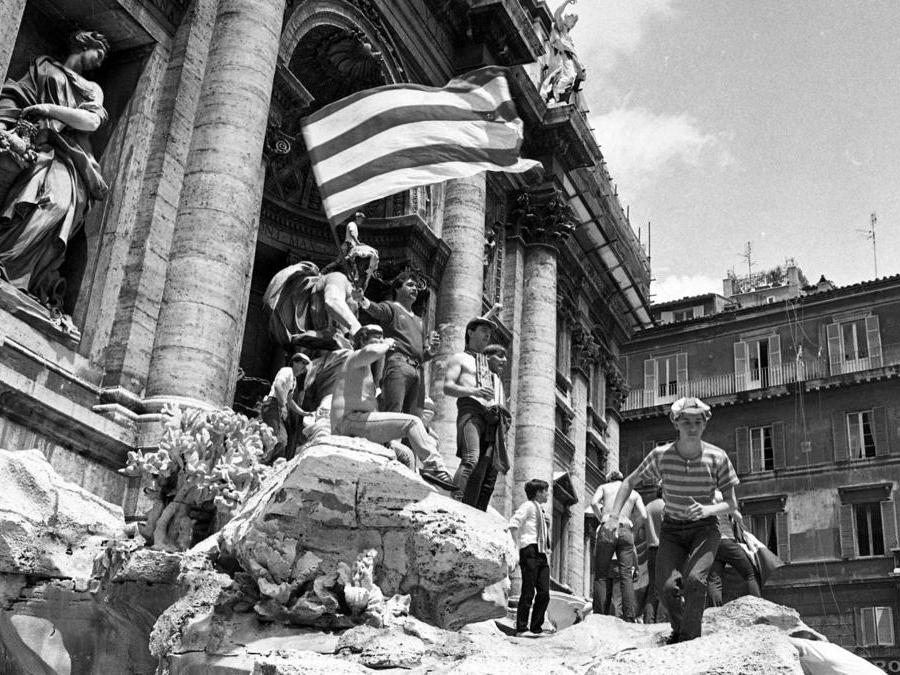 I tifosi del Liverpool sulla Fontana di Trevi prima della finale di Coppa dei Campioni contro la Roma, 30 maggio 1984. ANSA/OLDPIX