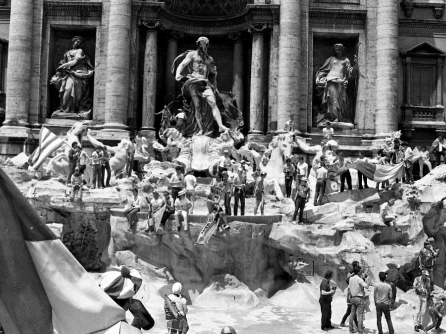 I tifosi del Liverpool sulla Fontana di Trevi prima della finale di Coppa dei Campioni contro la Roma, 30 maggio 1984. ANSA/OLDPIX