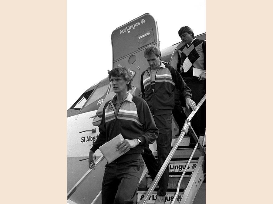 I giocatori del Liverpool al loro arrivo all'aeroporto di Fiumicino il giorno prima della finale di Coppa dei Campioni contro la Roma, 29 maggio 1984. ANSA/OLDPIX