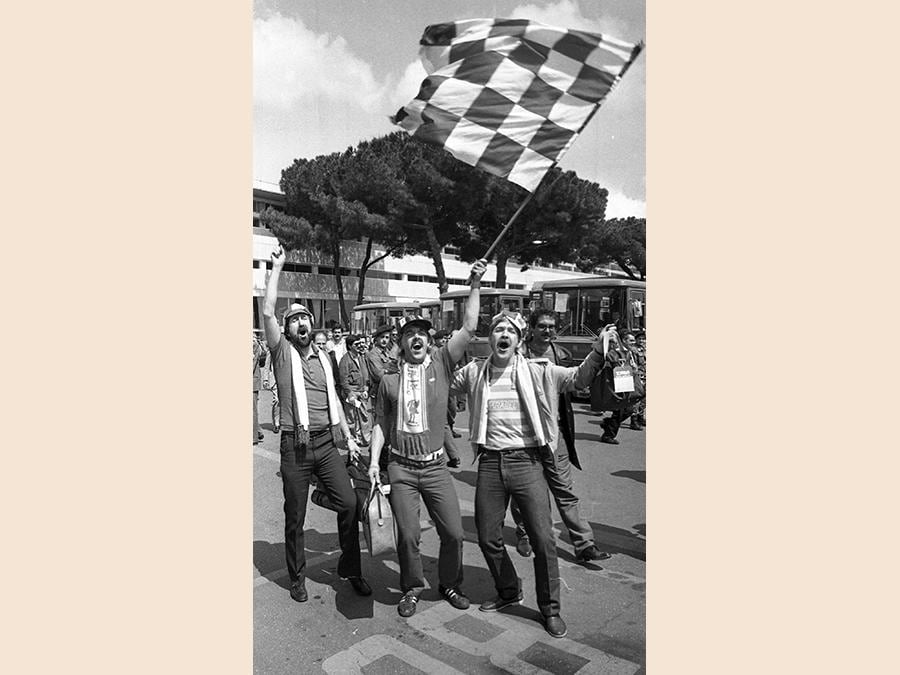 Tifosi del Liverpool attendono l'arrivo dei giocatori all'aeroporto di Fiumicino il giorno prima della finale di Coppa dei Campioni contro la Roma, 29 maggio 1984. ANSA/OLDPIX