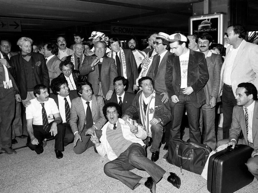 I tifosi del Liverpool al loro arrivo all'aeroporto di Fiumicino il giorno prima della finale di Coppa dei Campioni contro la Roma, 29 maggio 1984. ANSA/OLDPIX
