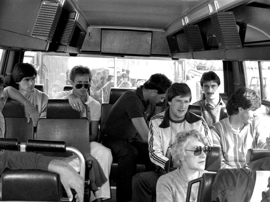 I giocatori del Liverpool al loro arrivo all'aeroporto di Fiumicino il giorno prima della finale di Coppa dei Campioni contro la Roma, 29 maggio 1984. ANSA/OLDPIX