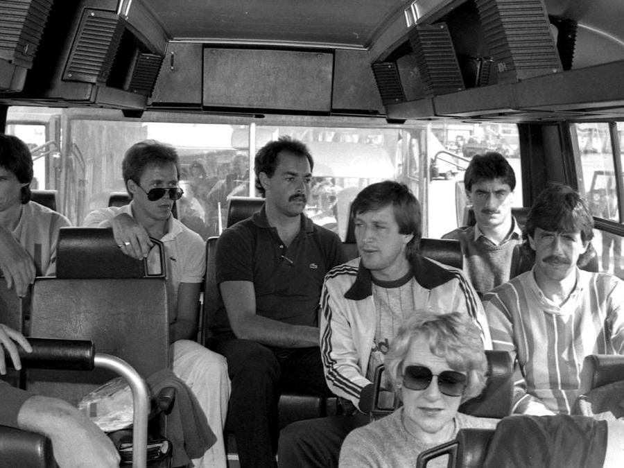 I giocatori del Liverpool al loro arrivo all'aeroporto di Fiumicino il giorno prima della finale di Coppa dei Campioni contro la Roma, 29 maggio 1984. ANSA/OLDPIX