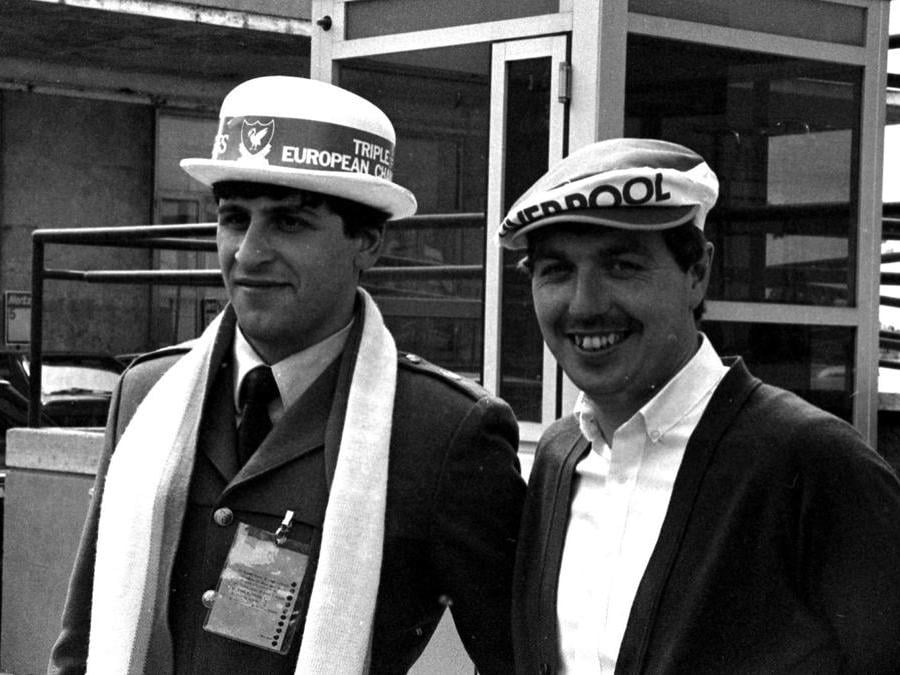 Tifosi del Liverpool attendono l'arrivo dei giocatori all'aeroporto di Fiumicino il giorno prima della finale di Coppa dei Campioni contro la Roma, 29 maggio 1984. ANSA/OLDPIX