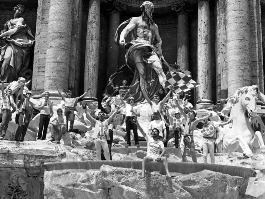 I tifosi del Liverpool sulla Fontana di Trevi prima della finale di Coppa dei Campioni contro la Roma, 30 maggio 1984. ANSA/OLDPIX