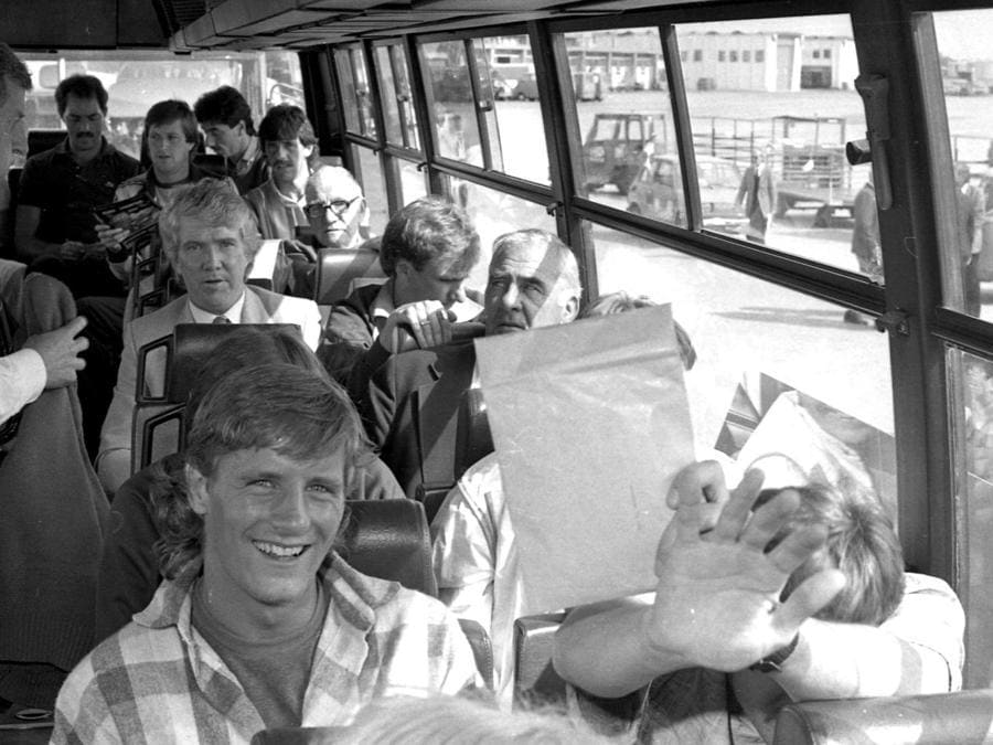 I giocatori del Liverpool al loro arrivo all'aeroporto di Fiumicino il giorno prima della finale di Coppa dei Campioni contro la Roma, 29 maggio 1984. ANSA/OLDPIX