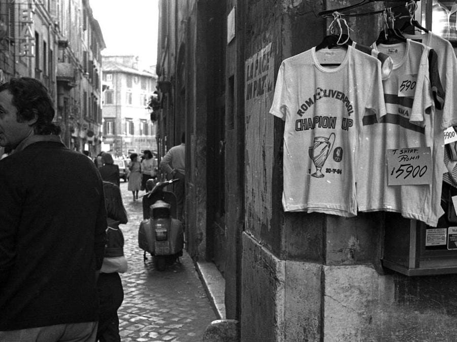 Magliette in occasione della finale di Coppa dei Campioni Roma-Liverpool, 19 maggio 1984. ANSA/OLDPIX