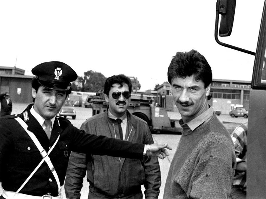 I giocatori del Liverpool al loro arrivo all'aeroporto di Fiumicino il giorno prima della finale di Coppa dei Campioni contro la Roma, 29 maggio 1984. ANSA/OLDPIX