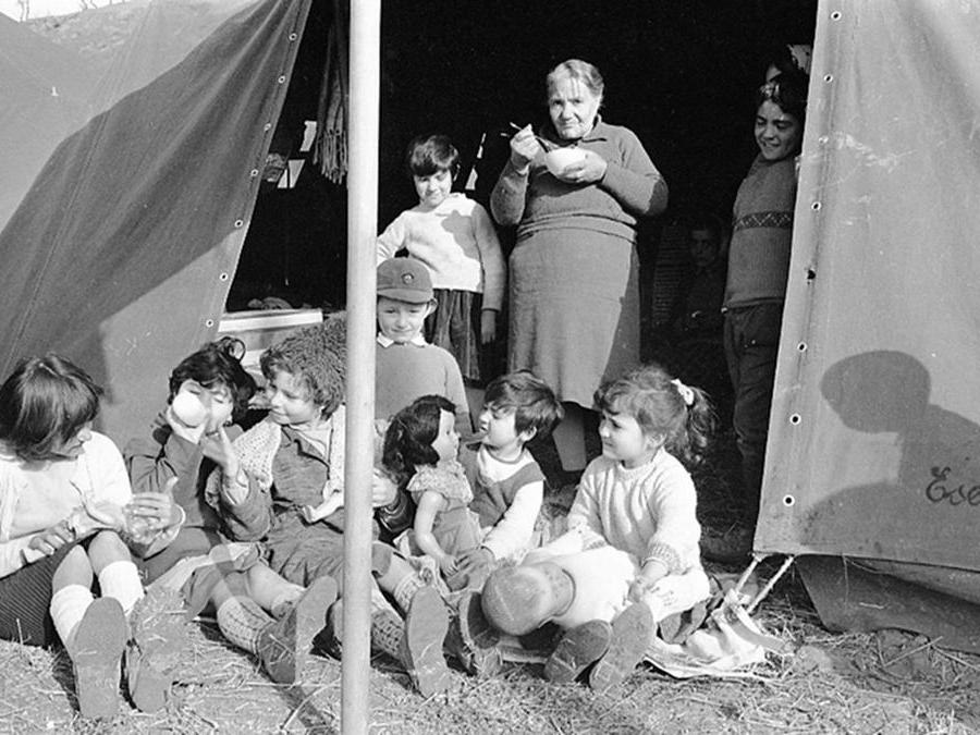 Sfollati nella tendopoli a Gibellina, 22 gennaio 1968. Il terremoto della Valle del Belice avvenne nella notte tra il 14 e il 15 gennaio. ANSA