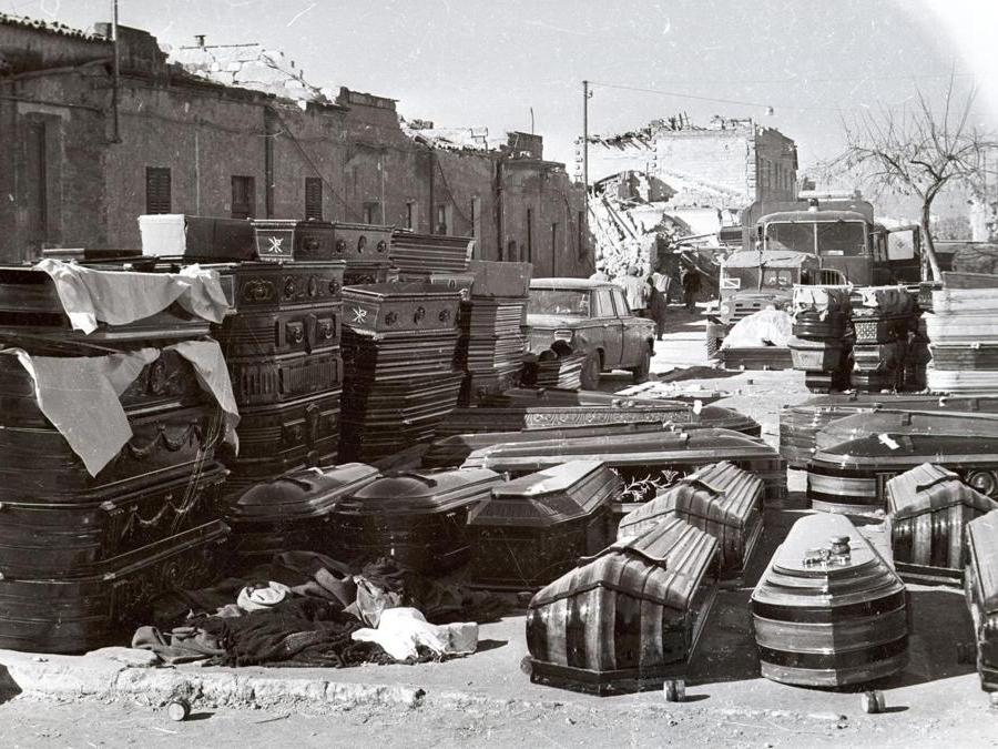 Un'immagine d'archivio di Gibellina distrutta dal terremoto con alcuni sopravissuti.  ARCHIVIO- ANSA/ BGG 