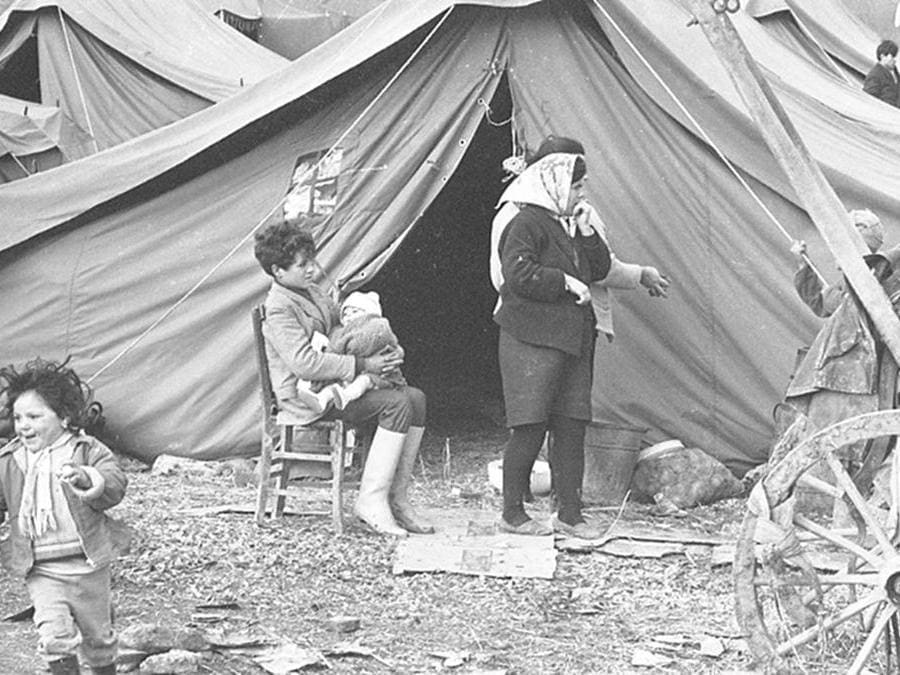 Sfollati nella tendopoli a Gibellina, 22 gennaio 1968. Il terremoto della Valle del Belice avvenne nella notte tra il 14 e il 15 gennaio. ANSA