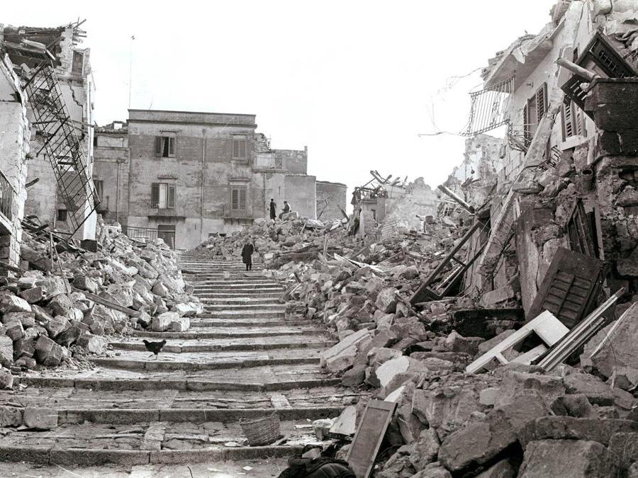 Un'immagine d'archivio di Gibellina: Via Cavvour distrutta dal terremoto come il resto della cittadina.  ARCHIVIO- ANSA/ BGG 