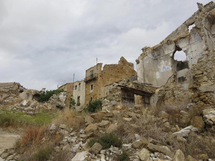 Una veduta dei ruderi di Poggioreale, un borgo del Belice dove vivevano circa quattromila persone, abbandonato da tutti dopo il terremoto del 1968.  ANSA / RUGGERO FARKAS