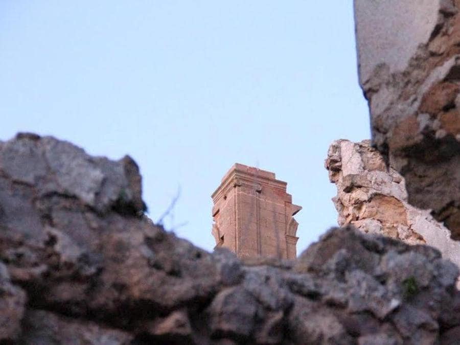 Una veduta dei ruderi di Poggioreale, un borgo del Belice dove vivevano circa quattromila persone, abbandonato da tutti dopo il terremoto del 1968. ANSA / RUGGERO FARKAS