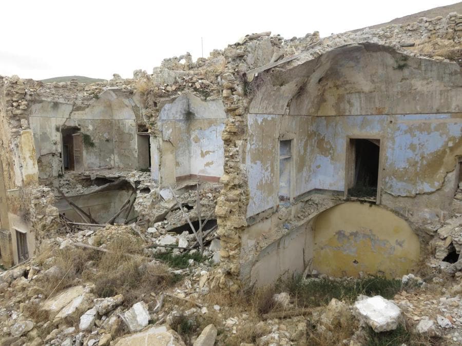 Una veduta dei ruderi di Poggioreale, un borgo del Belice dove vivevano circa quattromila persone, abbandonato da tutti dopo il terremoto del 1968.  ANSA / RUGGERO FARKAS