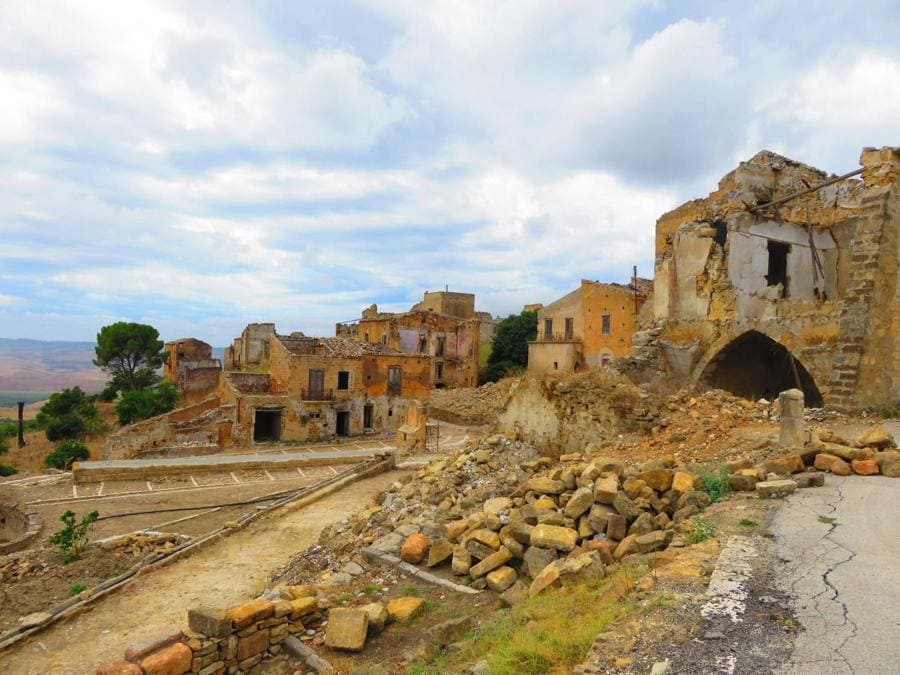 Una veduta dei ruderi di Poggioreale, un borgo del Belice dove vivevano circa quattromila persone, abbandonato da tutti dopo il terremoto del 1968.  ANSA / RUGGERO FARKAS