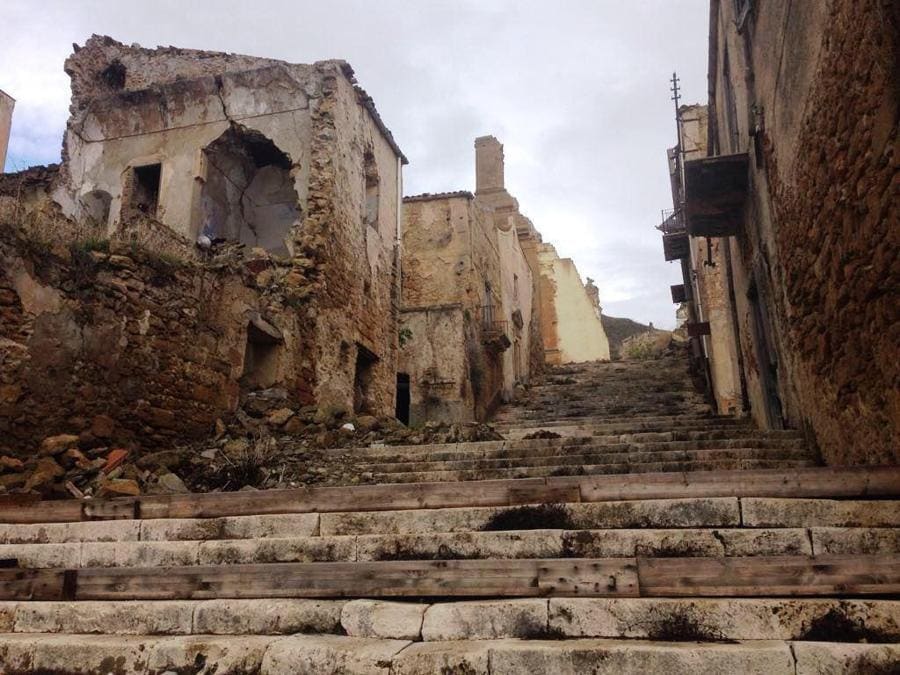 Una veduta dei ruderi di Poggioreale, un borgo del Belice dove vivevano circa quattromila persone, abbandonato da tutti dopo il terremoto del 1968.  ANSA / RUGGERO FARKAS
