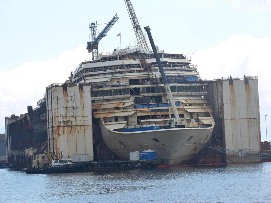 La Concordia nel porto di Genova durante lo smantellamento nel Giugno 2015. ANSA/LUCA ZENNARO