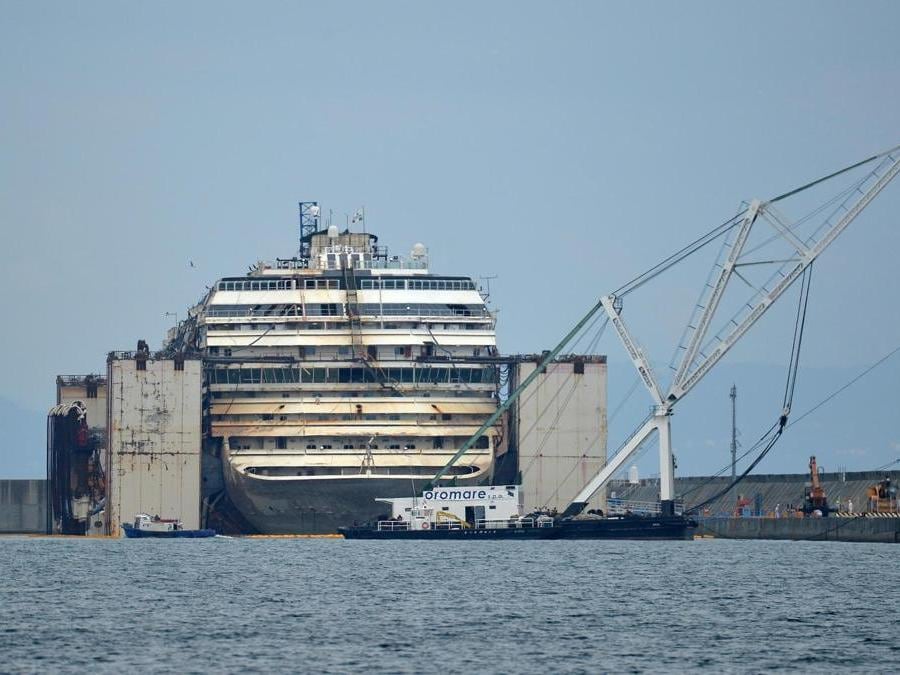 Il relitto della Concordia ormeggiato a Voltri. ANSA/LUCA ZENNARO
