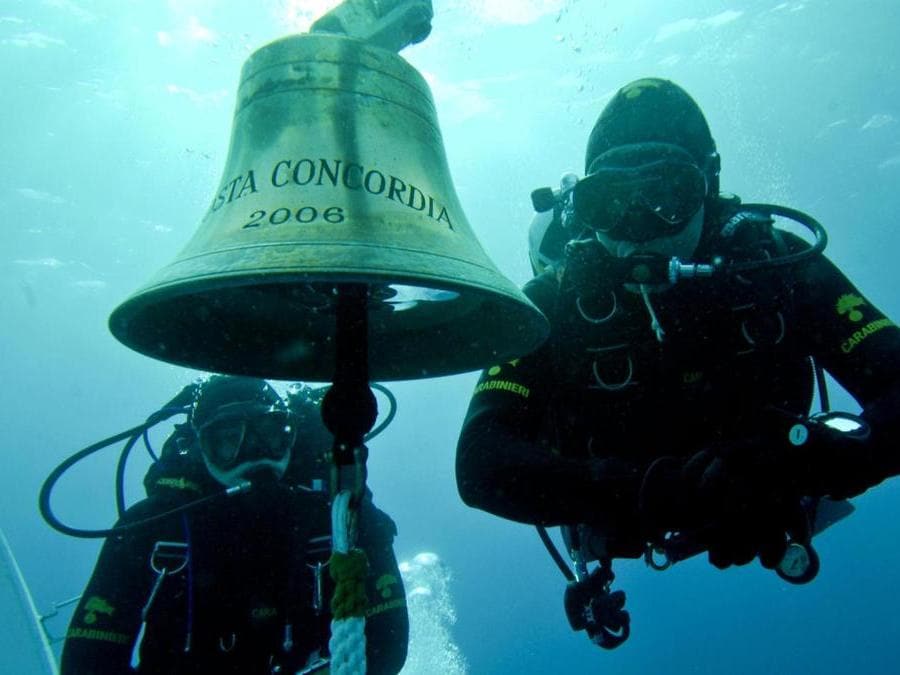 I sub dei carabinieri in acqua recuperano la campana della Costa Concordia il 19 gennaio 2012. ANSA