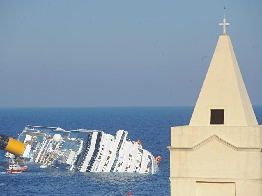 La Costa Concordia semiaffondata davanti all'isola del Giglio, Grosseto, 14 gennaio 2012. ANSA/MAURIZIO DEGL'INNOCENTI