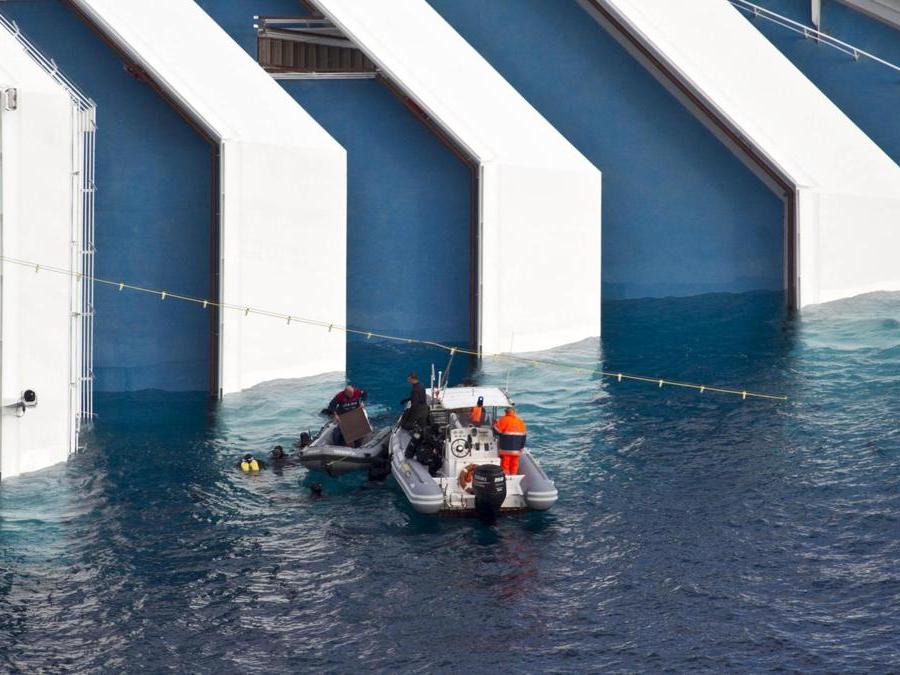 Le operazione di soccorso riprendono sulla nave Costa Concordia il 17 gennaio 2012 a l'isola del Giglio Grosseto. ANSA/MASSIMO PERCOSSI