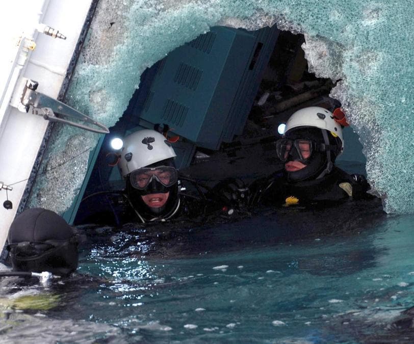 I sommozzatori del Gruppo Carabinieri Subacquei al lavoro sulla nave da crociera Costa Concordia, arenata nei pressi dell'Isola del Giglio. ANSA