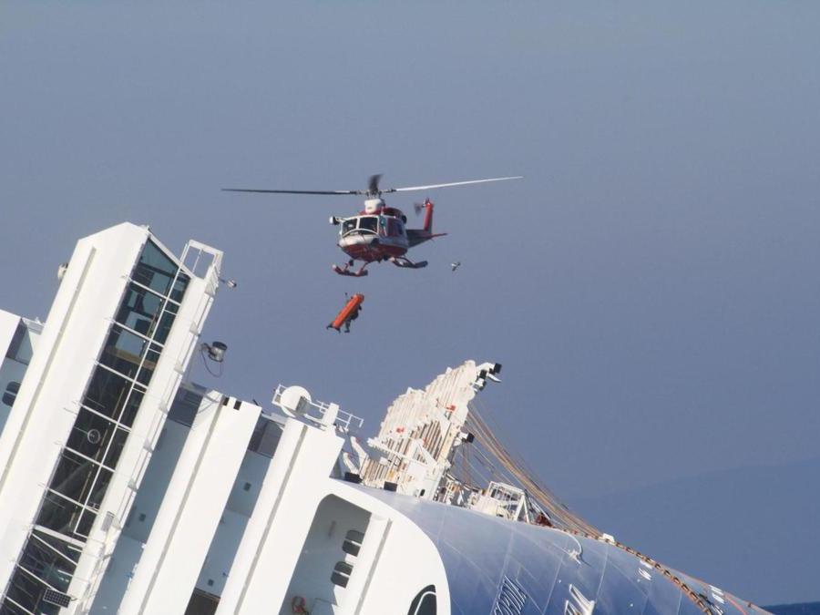 Il recupero del corpo di una vittima della Costa Concordia, all'Isola del Giglio (Grosseto), il 23 febbraio 2012. ANSA / ENZO RUSSO