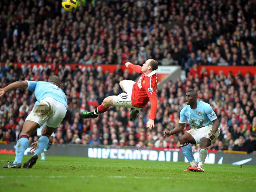 Wayne Rooney del Manchester United (centro) segna durantela partita di calcio della Premier League inglese tra Manchester United e Manchester City all'Old Trafford, Manchester, Gran Bretagna, 12 Febbraio 2011. ANSA/ROBIN PARKER
