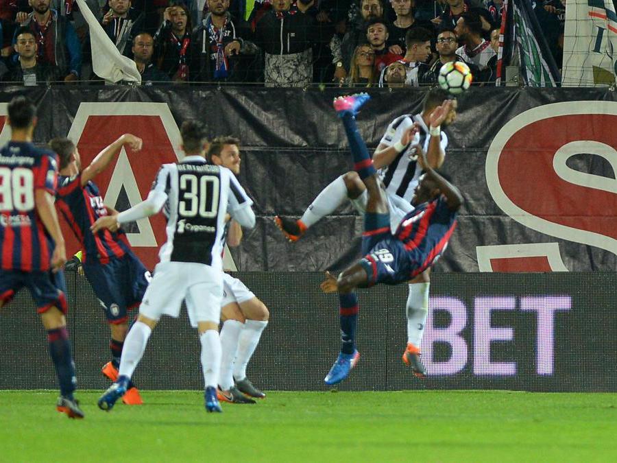 Simy (destra) segna il gol durantel la partita di serie A Crotone-Juventus allo stadio Ezio Scida di Crotone, 18 aprile 2018. ANSA/ALBANO ANGILLETTA