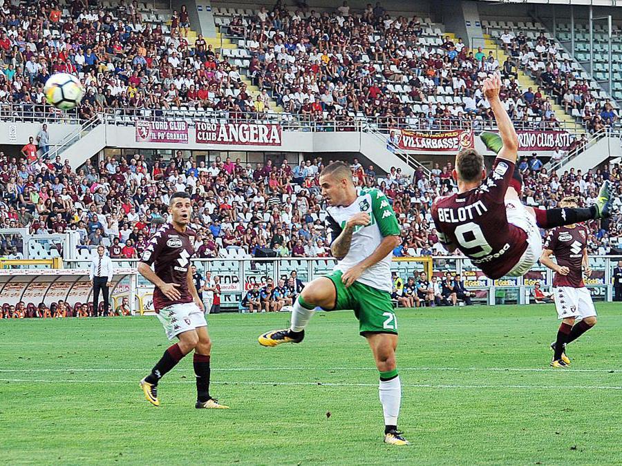 Andrea Belotti (destra) del Torino segna il gol durante la partita di calcio della Serie A Torino-Sassuolo allo stadio Olimpico di Torino, 27 agosto 2017. ANSA/ALESSANDRO DI MARCO