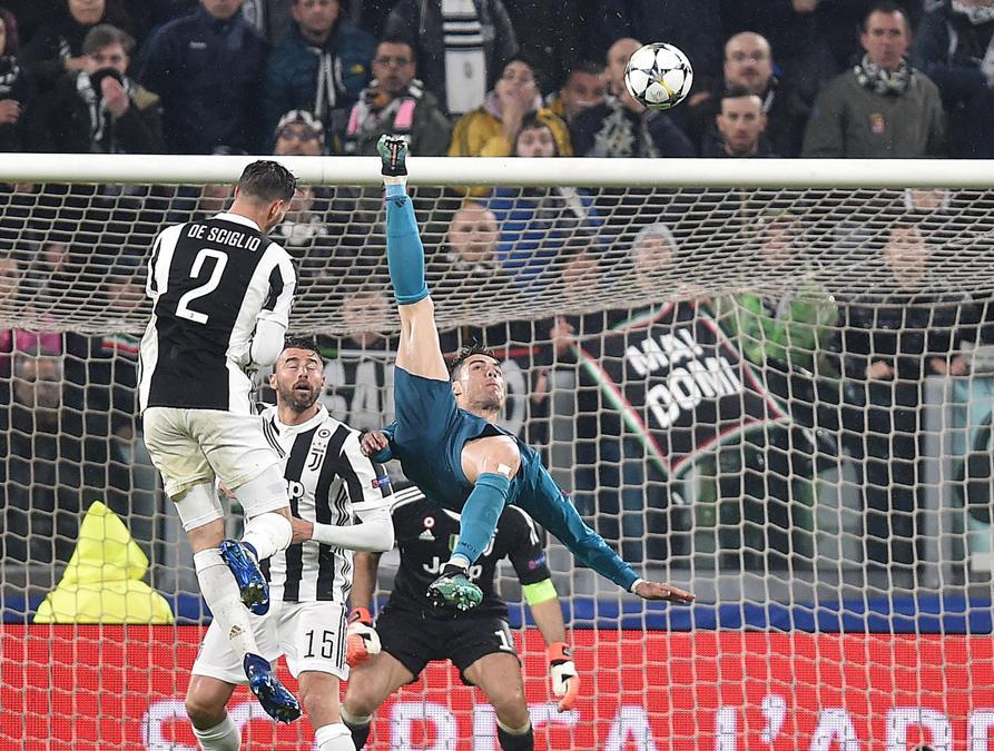 Cristiano Ronaldo del Real Madrid segna il gol durante la partita di andata dei quarti di finale di UEFA Champions League Juventus FC vs Real Madrid CF allo stadio Allianz di Torino, 3 aprile 2018. ANSA/ALESSANDRO DI MARCO