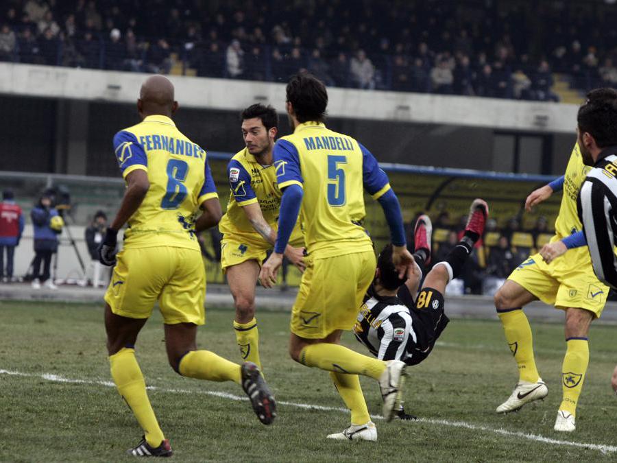Il goal in rovesciata dell'attaccante della Juventus, Fabio Quagliarella, durante la partita contro il Chievo allo stadio Marc'Antonio Bentegodi di Verona il 19 dicembre 2010. ANSA/RICHARD MORGANO