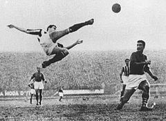 Il gol in rovesciata segnato da Carletto Parola della Juventus contro la Fiorentina il 05 gennaio 1950. ANSA