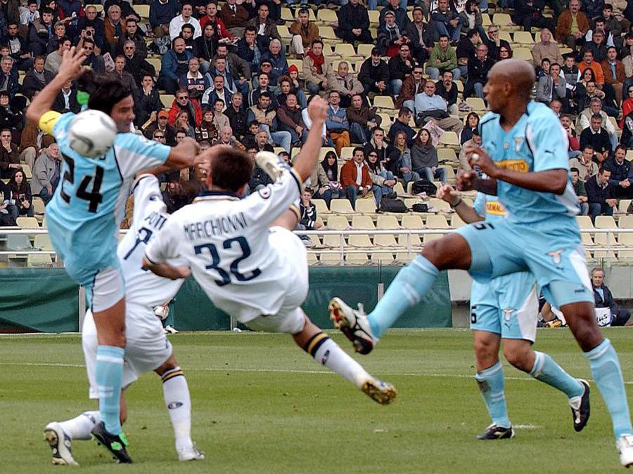 Parma-Lazio. Marchionni (al centro) realizza con splendida rovesciata il gol dell'1-0 per il Parma allo stadio 'Tardini' di Parma, 24 ottobre 2004. GIORGIO BENVENUTI/ANSA