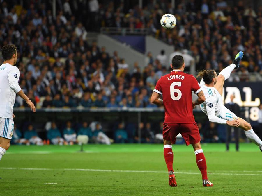 Gareth Bale (destra) del Real Madrid segna il 2-1 di vantaggio nella finale di UEFA Champions League tra Real Madrid e Liverpool FC allo stadio NSC Olimpiyskiy a Kiev, in Ucraina, il 26 maggio 2018. ANSA/GEORGI LICOVSKI